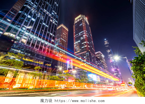 现代城市建筑夜景深圳市的建筑物在夜间和模糊的车灯
